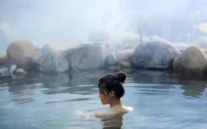 ngâm mình trong suối khoáng nóng