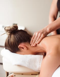 Trị liệu đau mỏi vai gáy Tân Bình